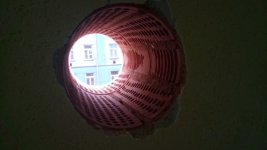 díra pro klimatizaci