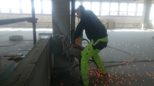 řezání betonu motorovou pilou